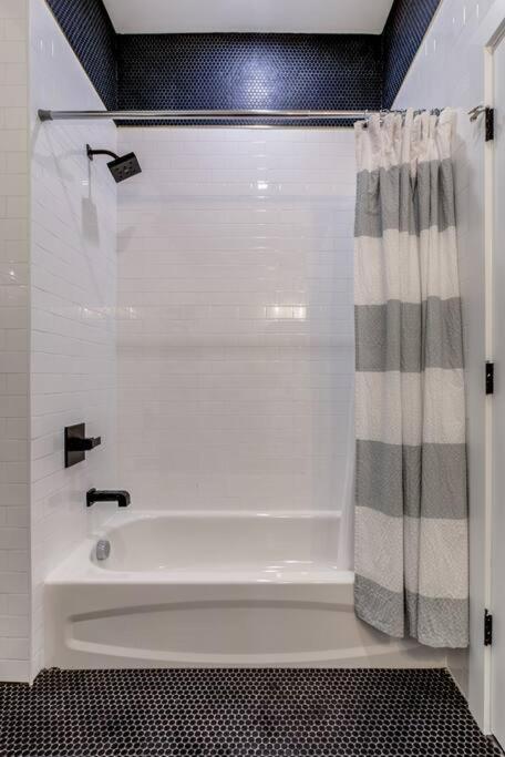 Luxury Designer Theme 2Br Apt Near Nyc / Thepath Apartman Newark Kültér fotó